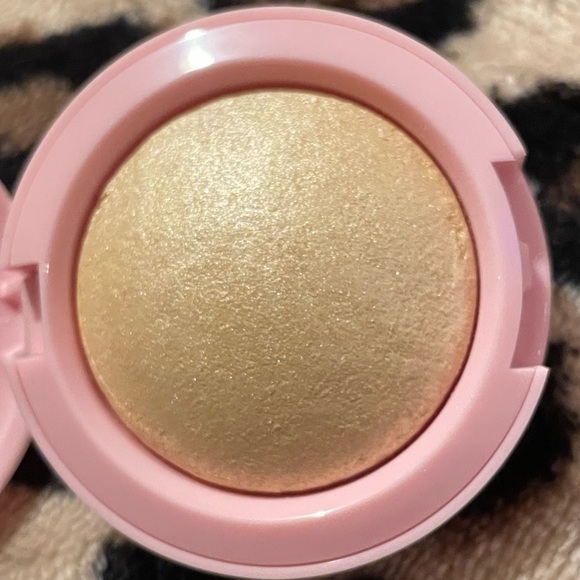 💋5/$25 Estate Cosmetics Dew Me baked highlighter in Lit. - Picture 5 of 5